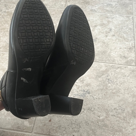 Sleek Black Ankle Boots for Women - Picture 3 of 6